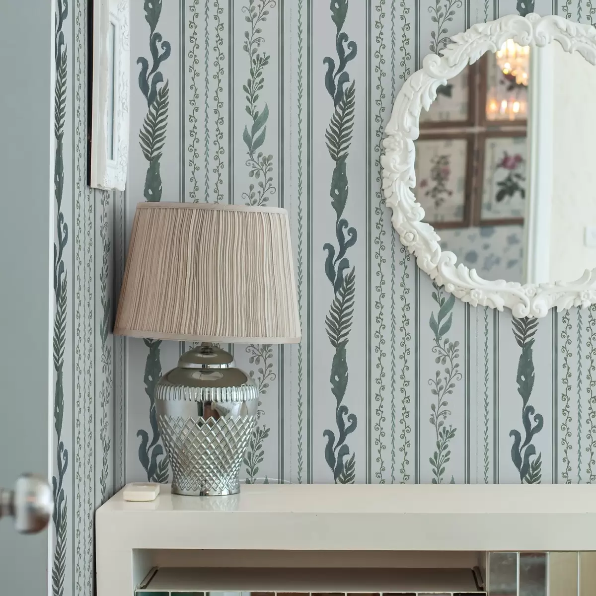 Позадина Пруге са гранама и коврџама на хладној светлоплавој боји a00823v1