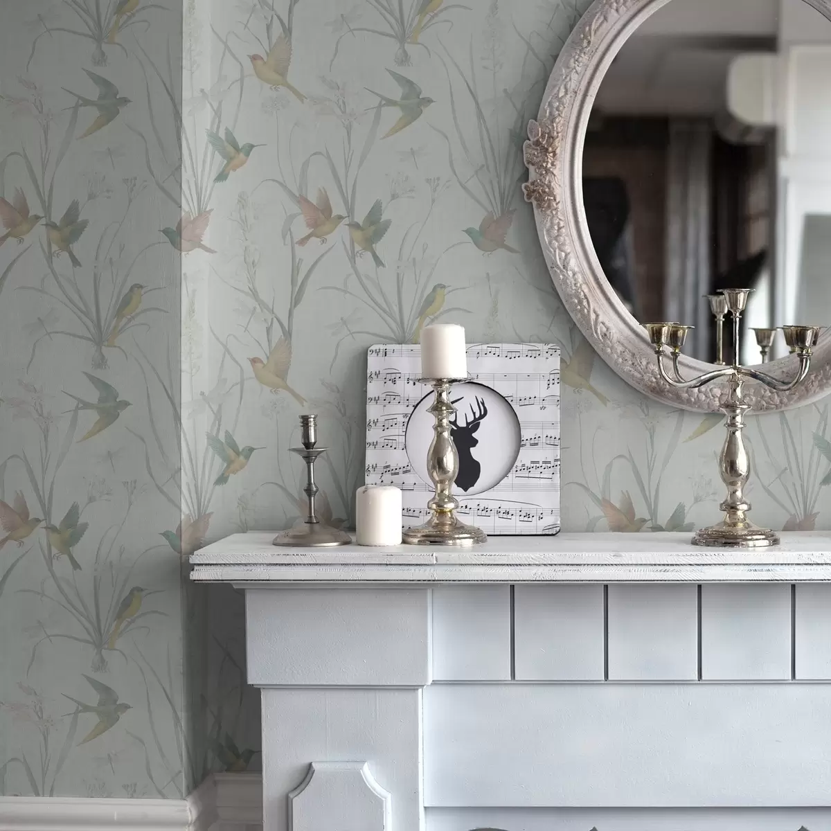 Позадина Птице међу ливадским травама на светло сивом тлу a00776v1