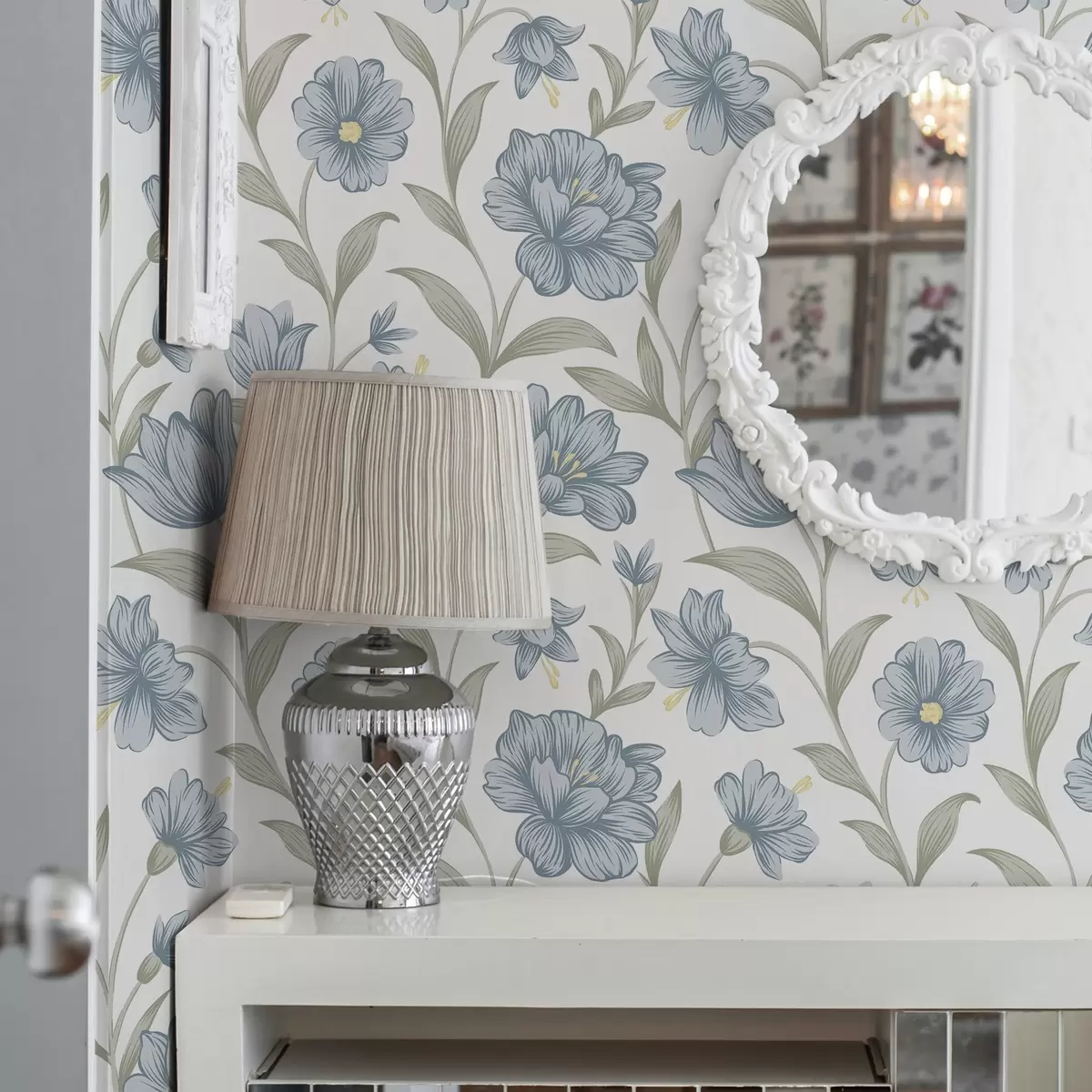 Позадина Прашњаво плаво цвеће са листовима маслине на белој боји a00780