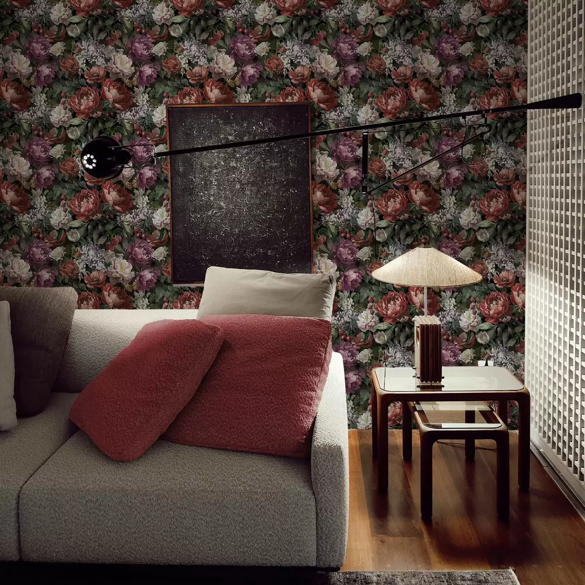 Позадина Тамни драматични божури, бобице и лептир на црној боји a00862