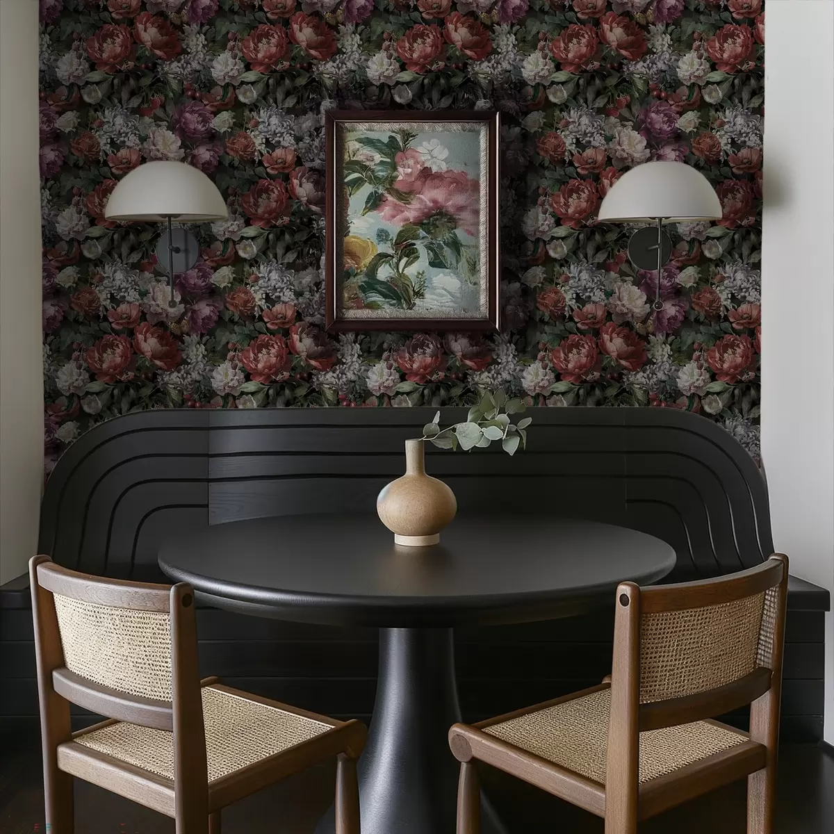 Позадина Тамни драматични божури, бобице и лептир на црној боји a00862