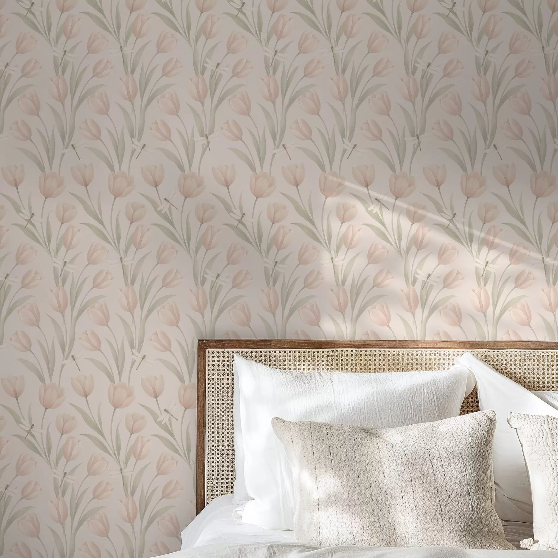 wall murals Пастелни тулипани са вилиним коњицима на руменилу a00876