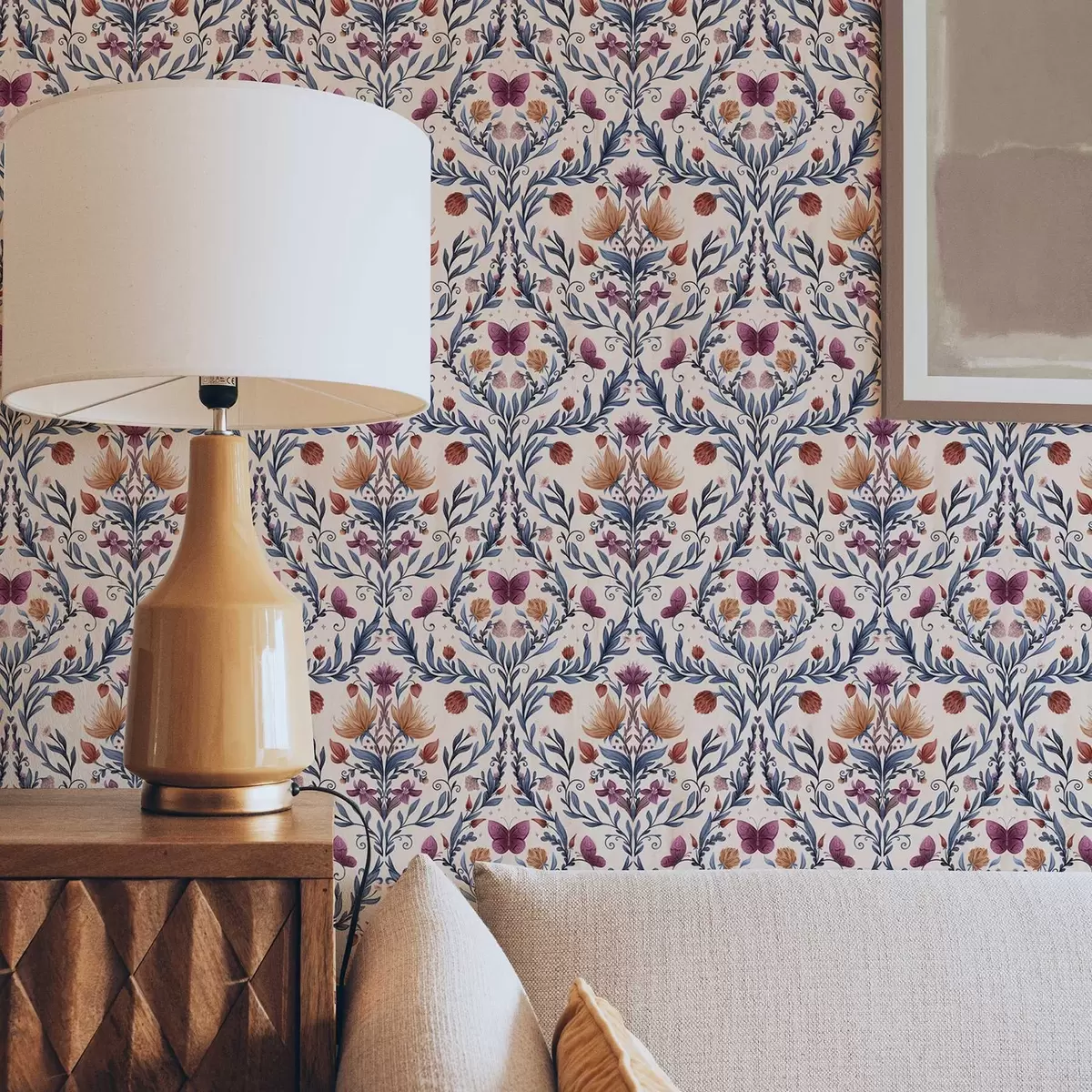 Позадина Цветни дамаск са лептирима на нежној бресквастој позадини a00926