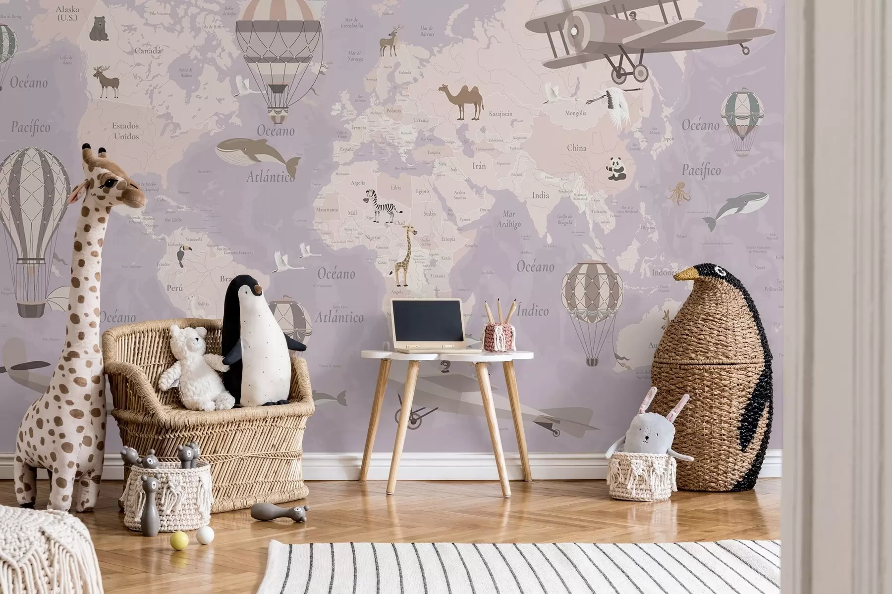 wall murals Мапа света за децу са животињама, авионима и балонима на врући ваздух. Шпански језик. Љубичаста боја. c00003esv4