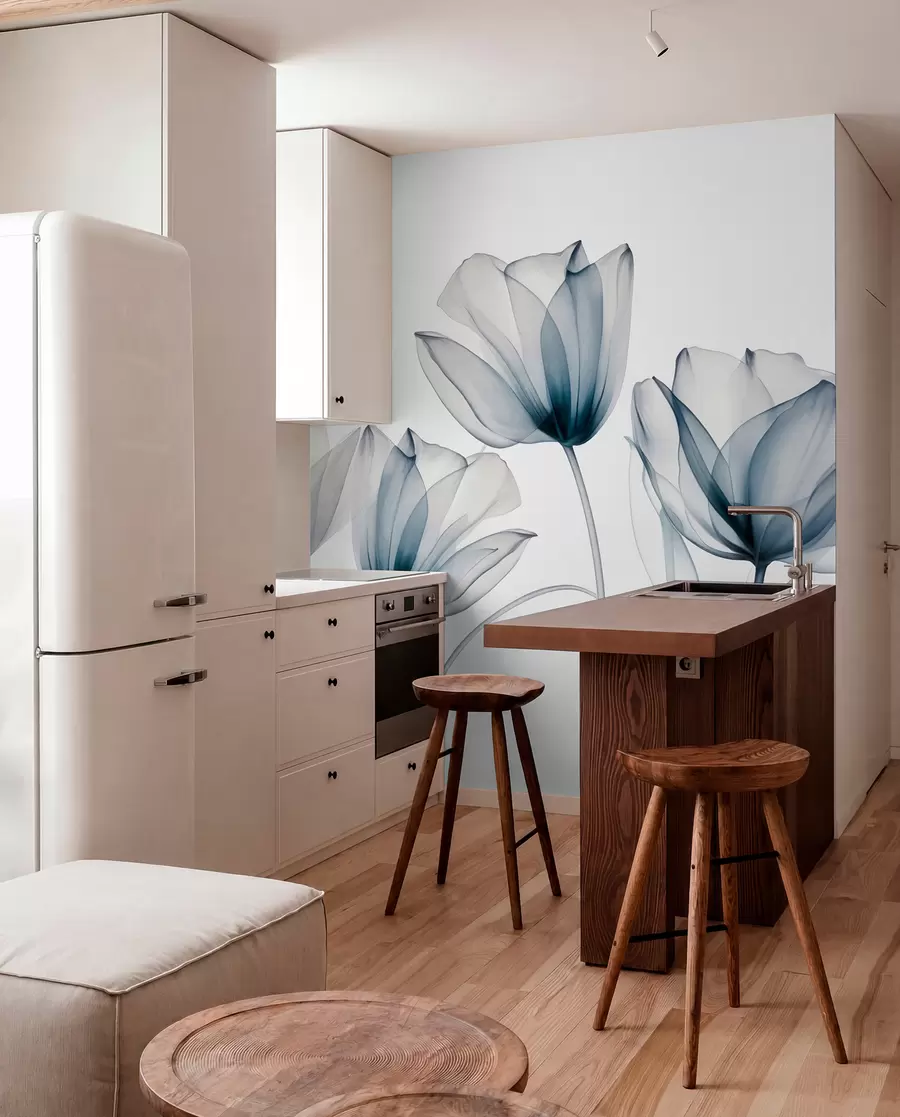 wall murals Прозирни плаво-бели цветови тулипана са дугим стабљикама, на светлој позадини, нежна и текстурирана цветна уметност w09538