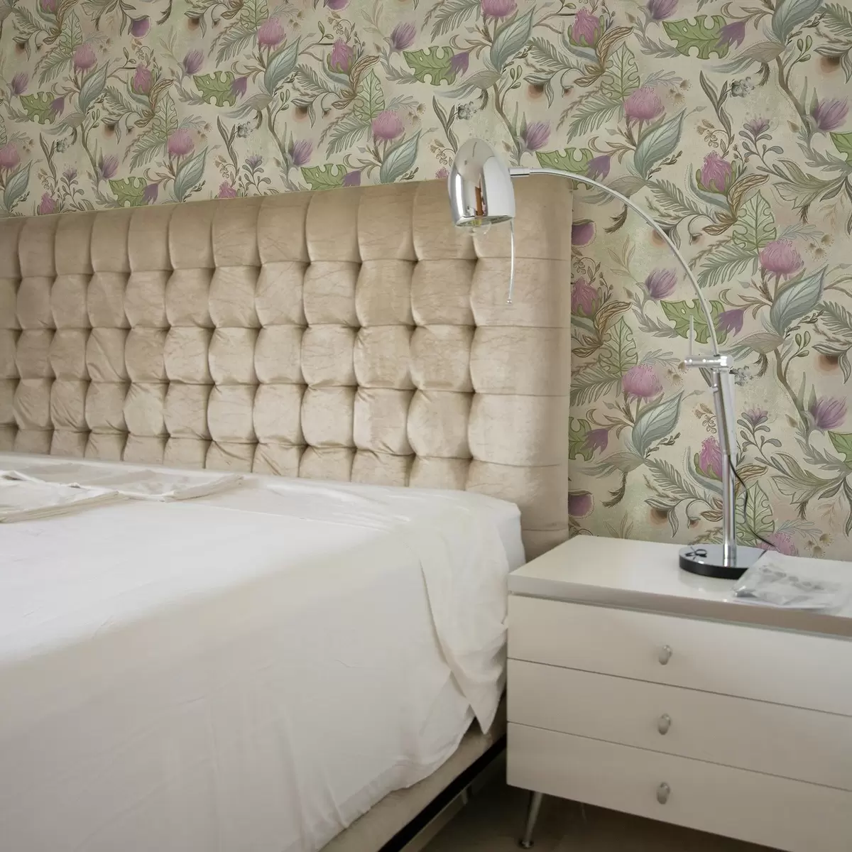 Позадина Пупољци јоргована и нежно зеленило на кремастој позадини a00930v2