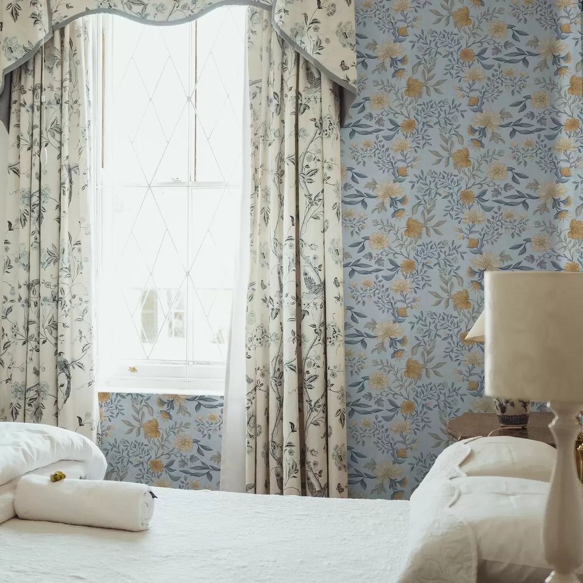 Позадина Жуто и плаво цвеће са листовима на небеско плавој позадини a00934