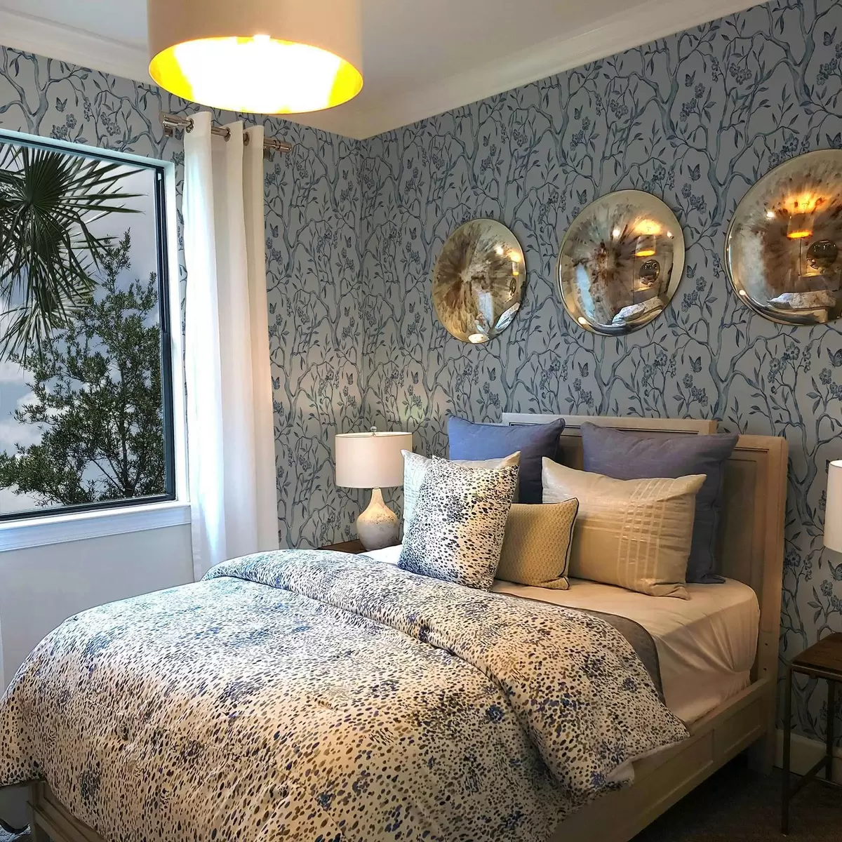 Позадина Акварел плаве гране са цвећем и лептирима на светлој позадини a00951