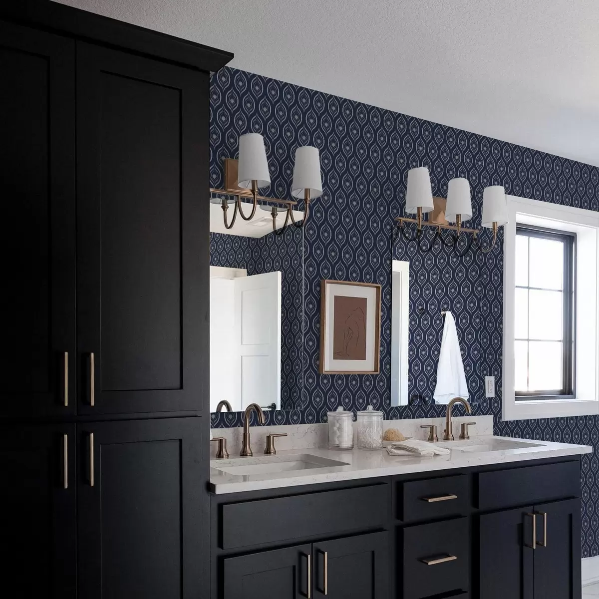 Позадина Контрастни мотиви капљица са цветом на тамноплавој позадини a00977v1