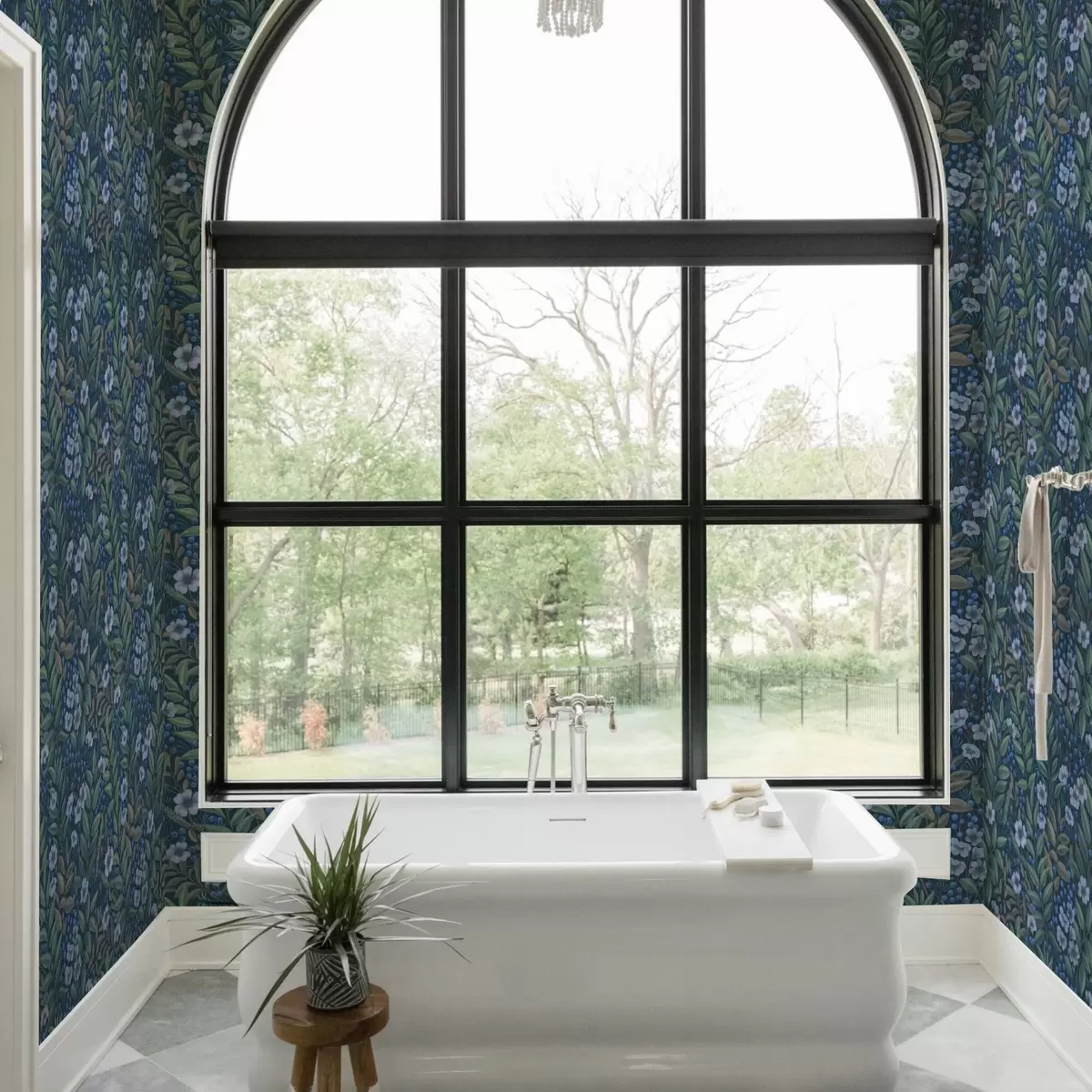 Позадина Поноћно плаве бобице и бели цветови у густом лишћу a00994