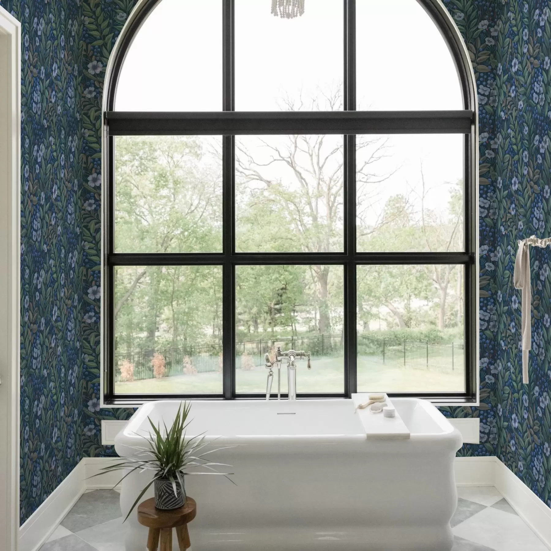 wall murals Поноћно плаве бобице и бели цветови у густом лишћу a00994