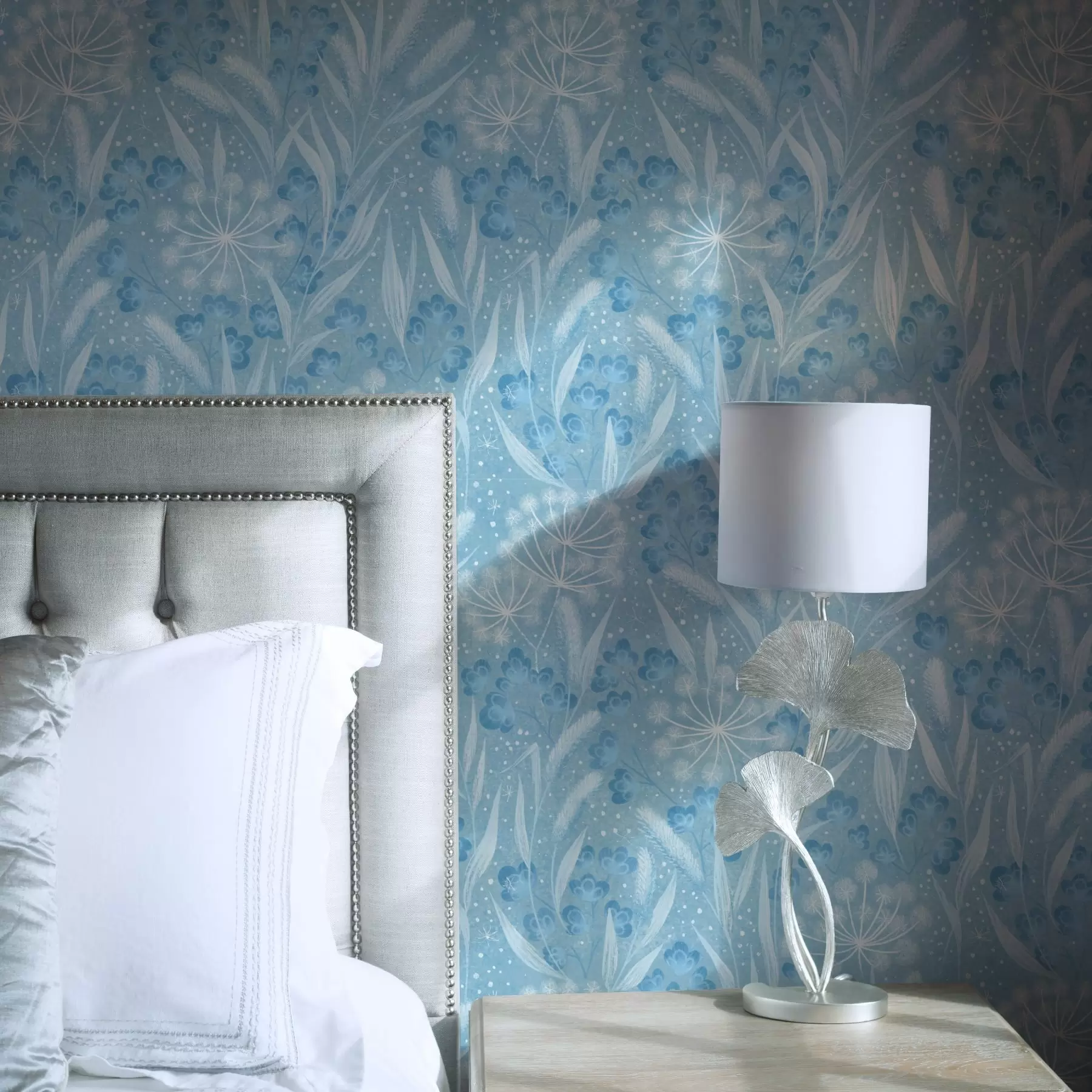 wall murals Мразовита плава ливада са семеном маслачка и ситним цветовима a00995