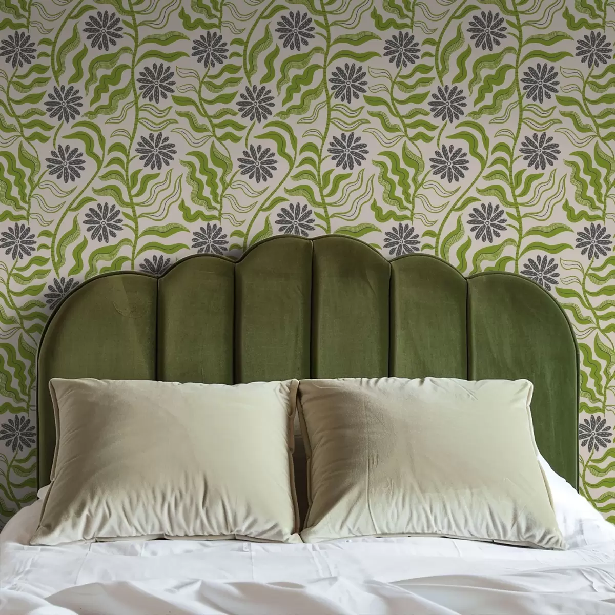 Позадина Разигране зелене тратинчице са таласастим листовима на кремастој позадини a00998