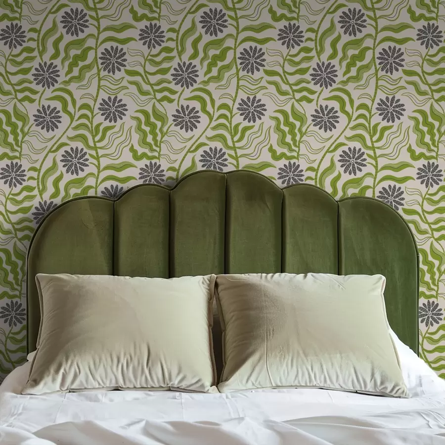 wall murals Разигране зелене тратинчице са таласастим листовима на кремастој позадини a00998