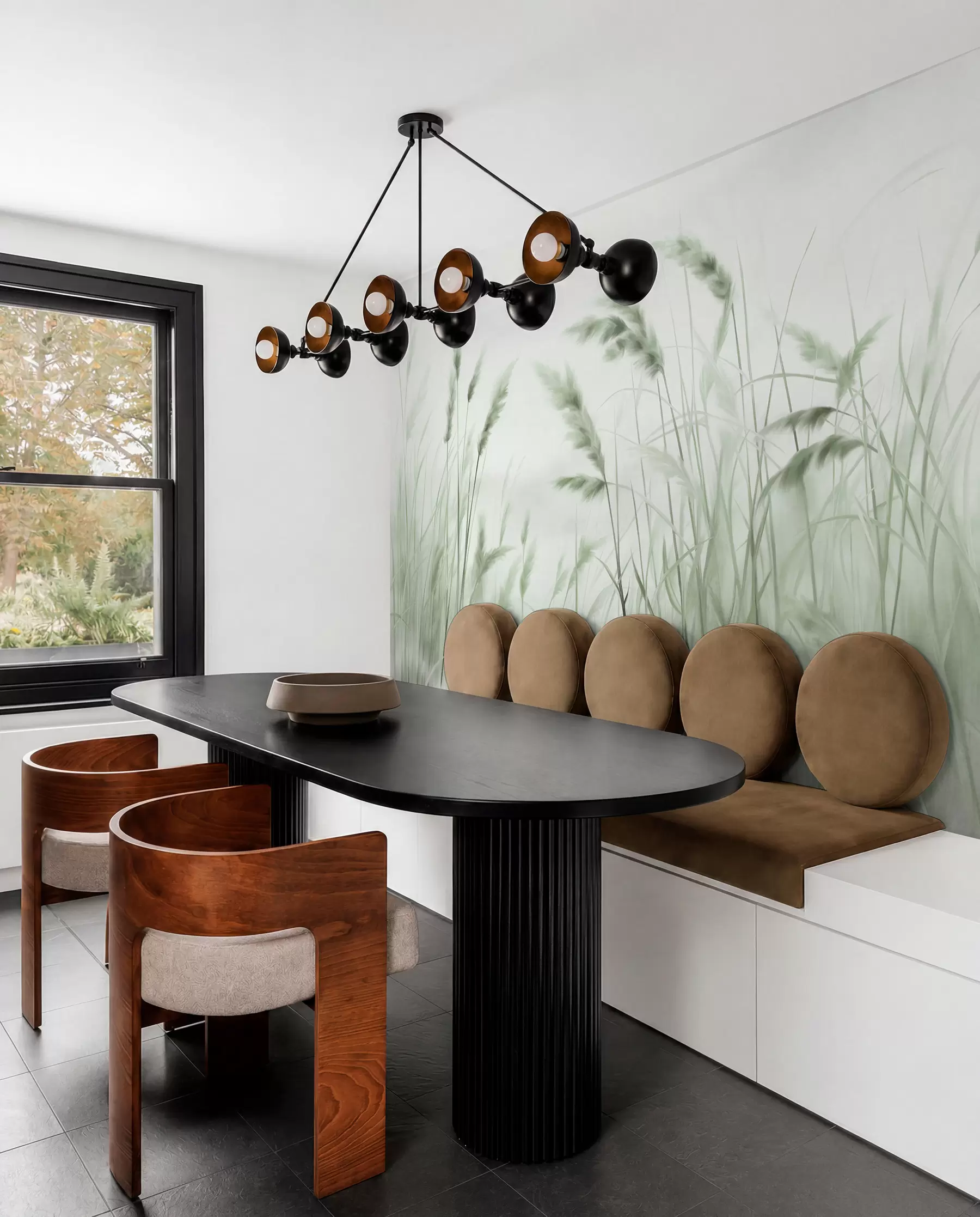 wall murals Висока, текстурирана сува трава са класјевима пшенице на пољу на мекој, бледој позадини w09648v1