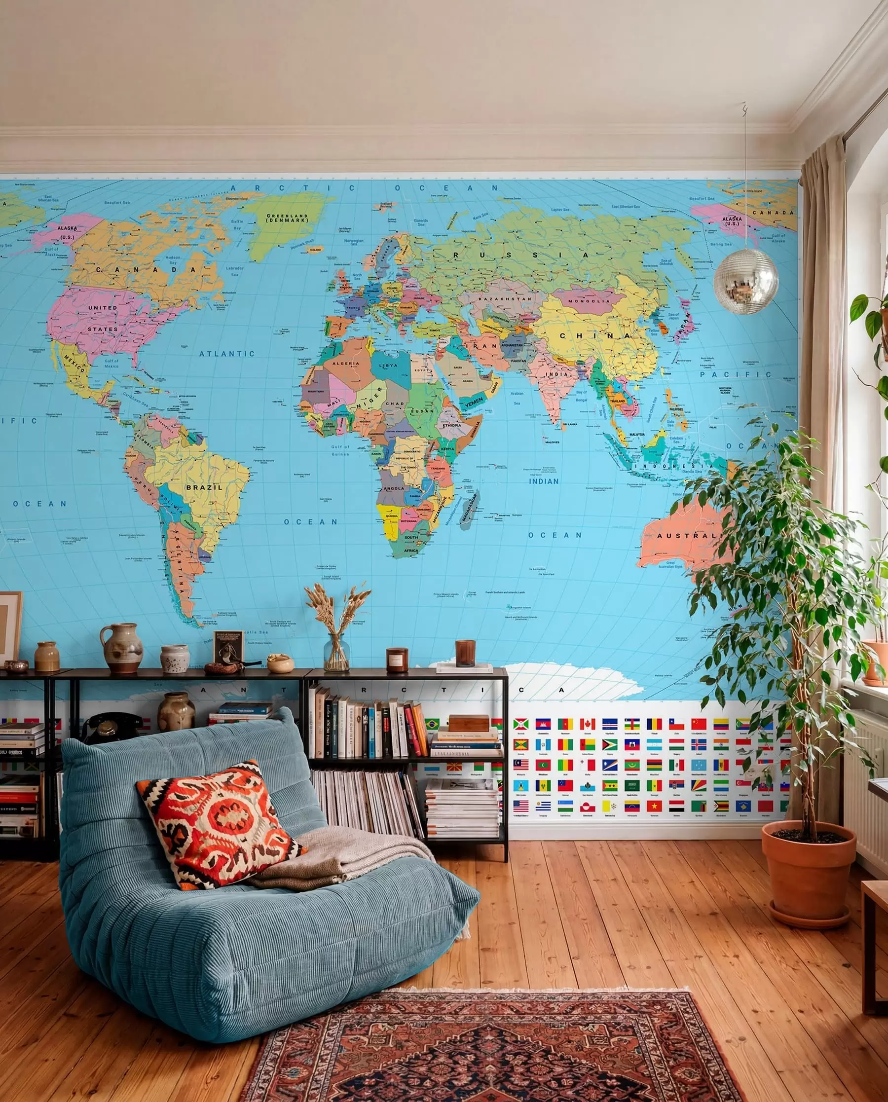 wall murals Политичка мапа света у боји са заставама, на енглеском језику c00004en