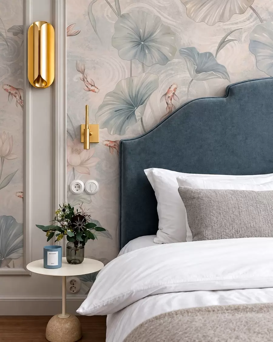 wall murals Кои рибе међу лишћем и ружичастим цвећем на бледој позадини w05807