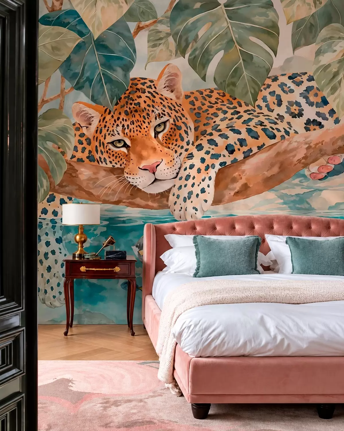 wall murals Леопард на грани изнад воде са шареним рибама w05954